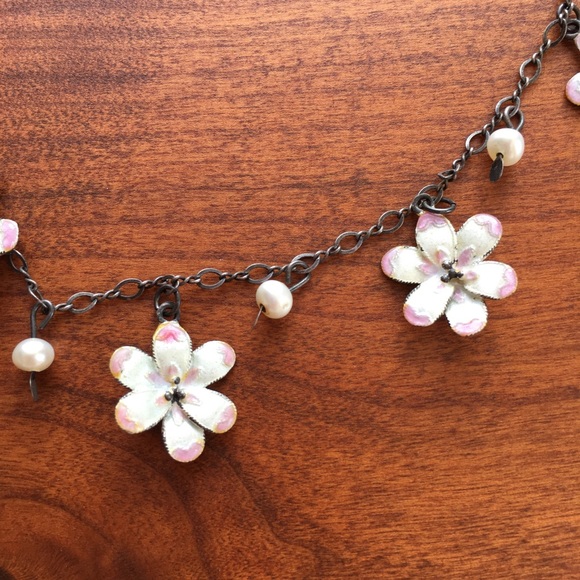Sweet Flower Necklace - Picture 2 of 3